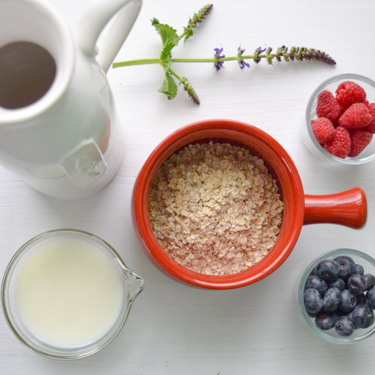 make ahead breakfast idea with oats, milk, and berries